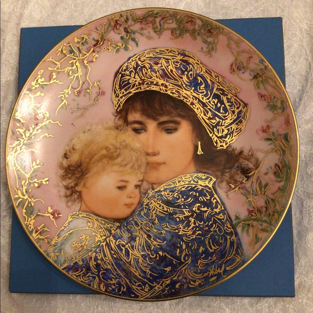 Edna Hibel Mother’s Day Plate for 1987 Ltd edition
